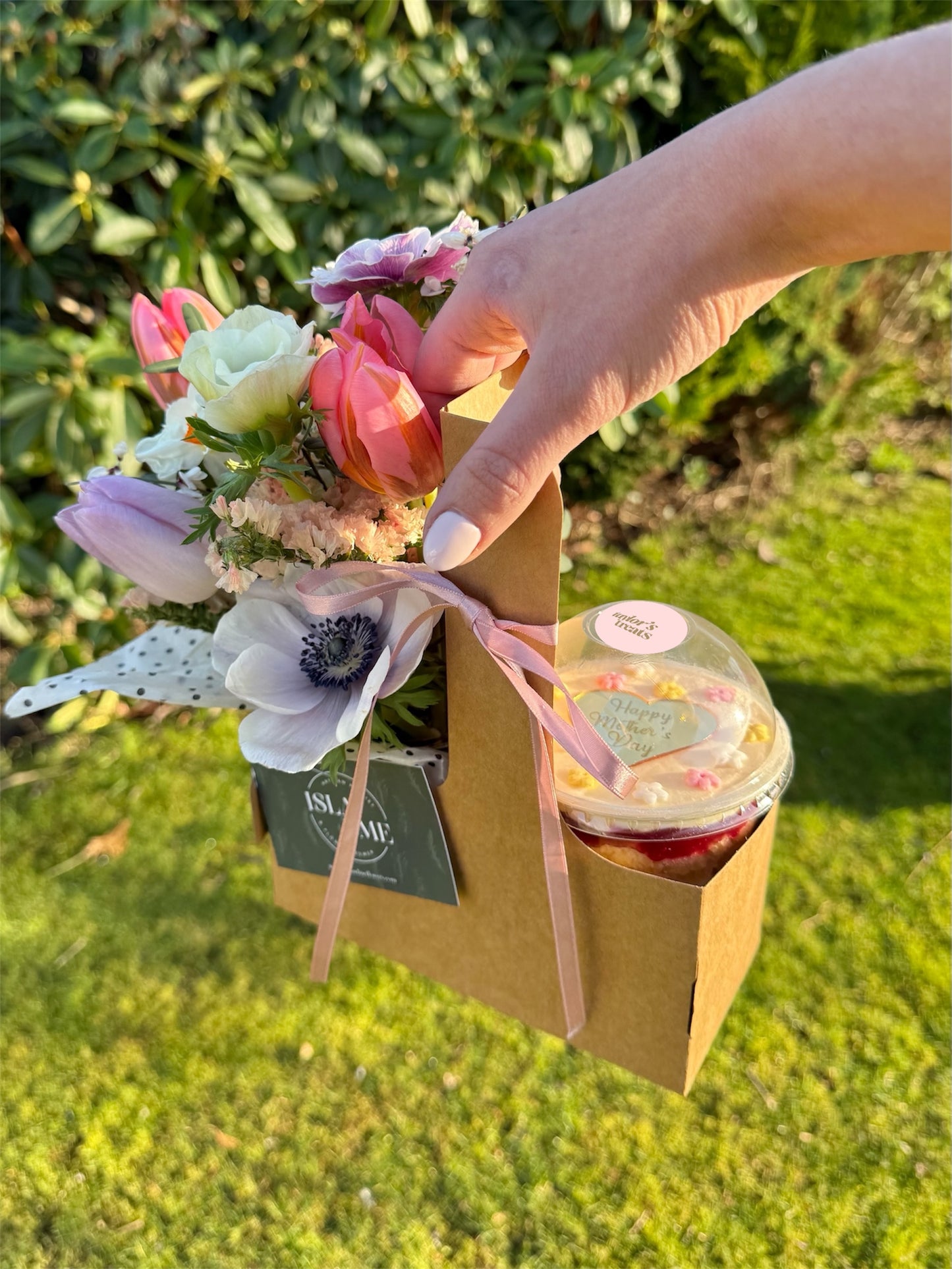 Mother’s Day Bouquet & Cake Gift